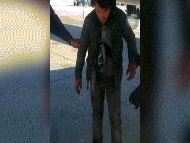 Thế giới - Mỹ: Người đàn ông bám càng máy bay vượt 1.600km, lúc xuống đất  khiến người khác sợ hãi