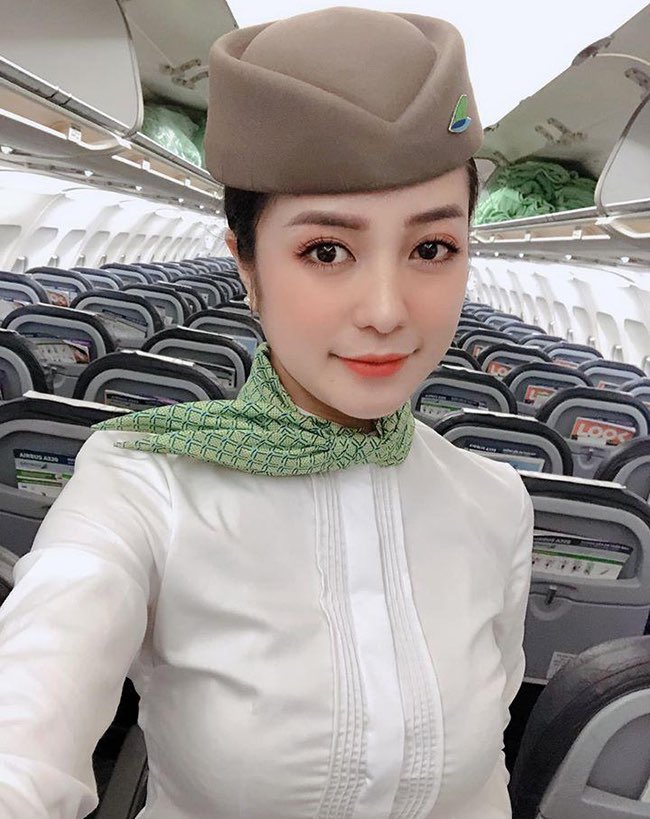 Nguyễn Thanh Thuỷ (SN 1997, sống tại Hà Nội) bất ngờ nổi tiếng trên mạng xã hội  từ một clip quay lén trên chuyến bay.
