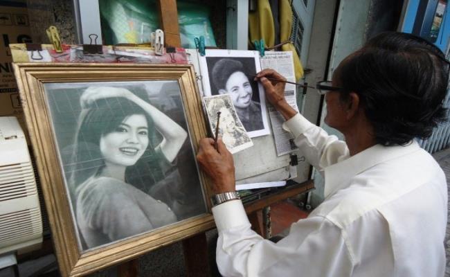 Một trong những nghề cũ hiếm hoi còn sót lại ở Sài Gòn ngày nay là vẽ tranh truyền thần. 
