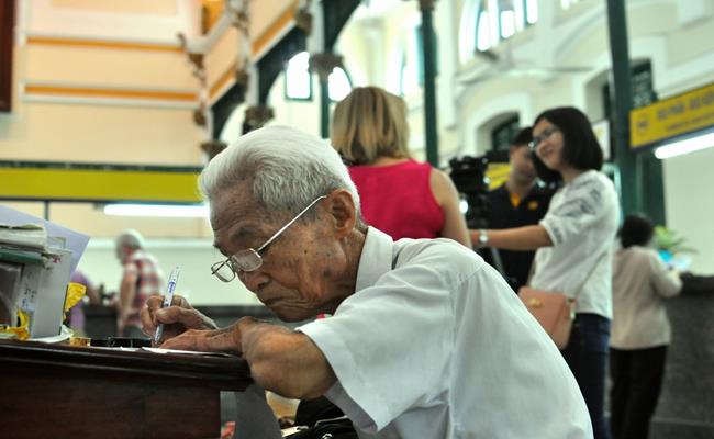 Nếu như nghề chụp ảnh dạo vẫn còn một vài người làm thì công việc viết thư tay tại Sài Gòn giờ chỉ còn lại 1 người duy nhất “theo nghề”. 
