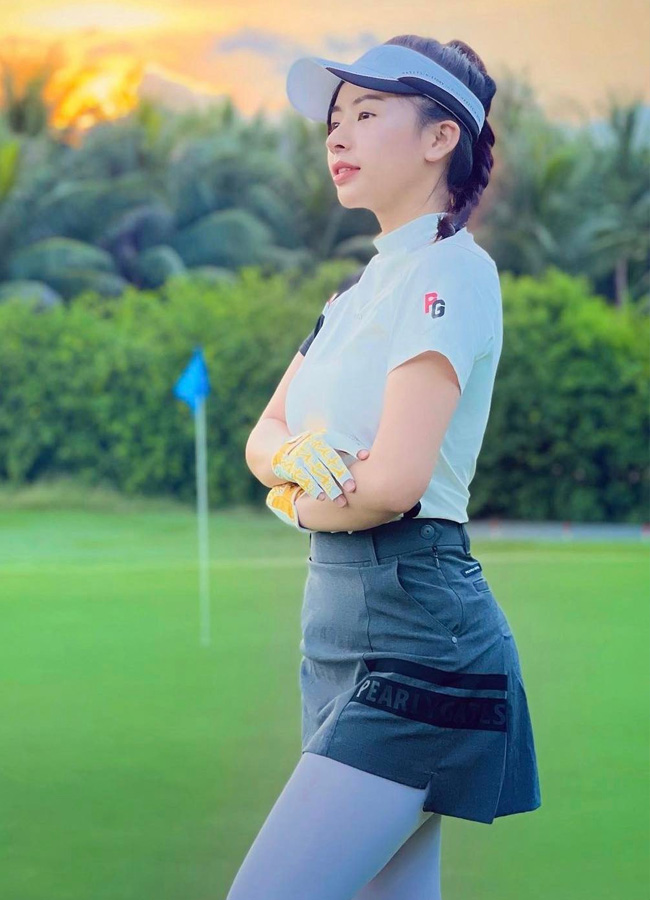 Cô nàng là tín đồ của bộ môn golf nên rất chú trọng lựa chọn váy áo phù hợp mặc trên sân "nhà giàu".
