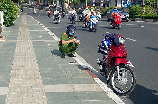 Công an có mặt tại cầu Công Lý để ghi nhận vụ việc