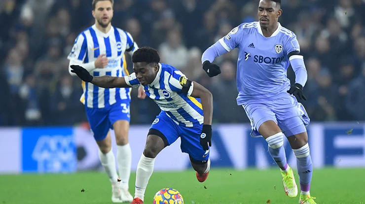 Brighton (áo sọc xanh trắng) tạo ra nhiều cơ hội nhưng bỏ lỡ trước Leeds