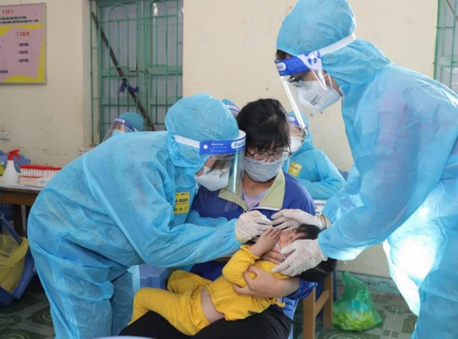 Lực lượng y tế lấy mẫu xét nghiệm cho người dân huyện Tiên Lãng. Ảnh: Đàm Thanh
