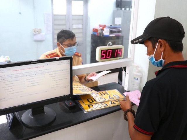 Tin tức trong ngày - TP.HCM sẽ phạt ô tô không đổi sang biển số màu vàng từ sau 31-12