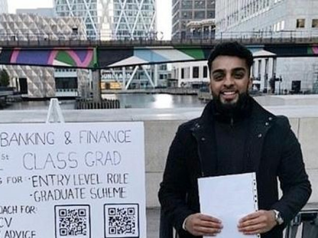 Bạn trẻ - Cuộc sống - Nam thanh niên ở Anh dựng bảng có mã QR trên phố để xin việc, kết quả rất bất ngờ!