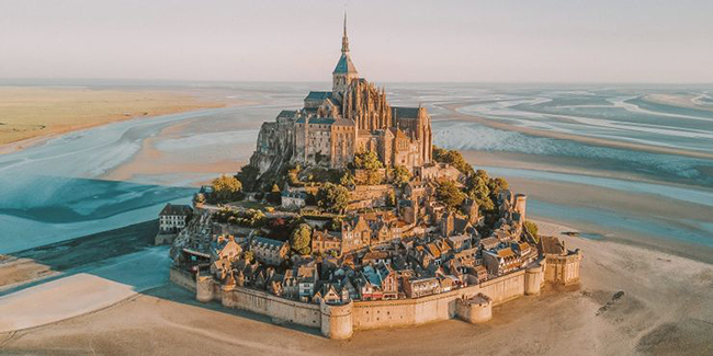 Mont-Saint-Michel, Pháp: Theo truyền thuyết, tòa lâu đài này nằm ở sát nơi diễn ra một cuộc chiến tranh lớn. Đại úy Louis d'Estouteville là người đã chỉ huy trận chiến kết thúc sinh mạng của 2000 người Anh. Người ta cho rằng, linh hồn của những người đã chết quay về ám khu vực này, gây nên sự kinh hoàng nhiều năm cho cư dân địa phương.
