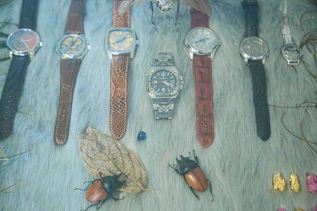 Thông thường khách hàng tìm đến chạm khắc đồng hồ đều là những người sành sỏi về chơi đồng hồ và có nhu cầu cá nhân hóa cao. Khách hàng thường khắc trên những đồng hồ thương hiệu lớn như Rolex, Bell&Ross, đồng hồ vintage vỏ vàng khối hoặc 1 số mẫu hiếm của Seiko – hầu hết khách hàng thường yêu cầu giữ kín bản quyền hình ảnh.

