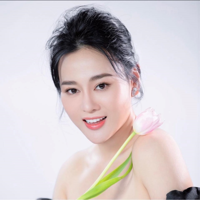 Cô từng đảm nhận vai cô giáo làng Uyên trong bộ phim 'Cô gái nhà người ta'. 
