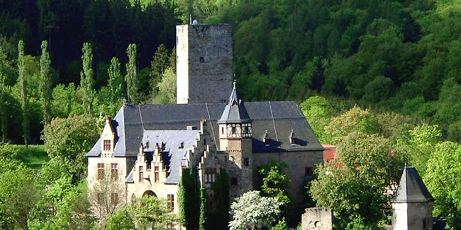 Lâu đài Kransberg, Đức: Tòa nhà thời Trung cổ này từng là nơi trú ẩn cho binh lính trong Thế chiến II và Chiến tranh Lạnh. Sau chiến tranh, nơi đây đã bị biến thành trại giam của những tội phạm chiến tranh của Đức Quốc xã. Vô số cái chết đã xảy ra ở đây dẫn đến các truyền thuyết đầy ma quái và ám ảnh. 
