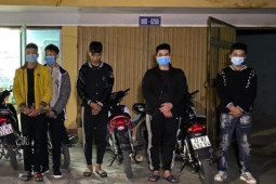 Clip: Nhóm “quái xế” tuổi teen náo loạn đường phố, thủ sẵn hung khí chống trả cảnh sát