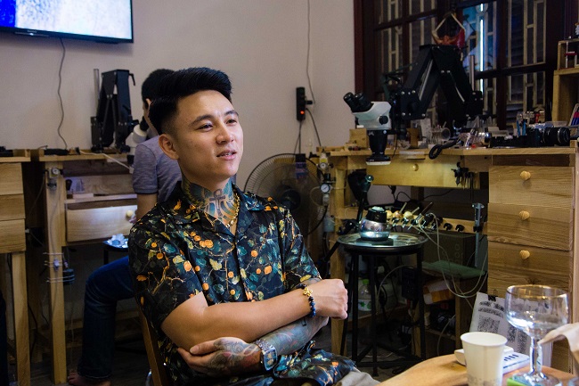 Anh Trần Ngọc Chiến - một người được nhiều bạn trẻ biết đến là thợ xăm hình nghệ thuật với phong cách độc lạ cho biết: &#34;Bắt nguồn từ các video của nước ngoài cùng với bản chất là một người thợ xăm hay “vẽ” trên da người, mình cũng muốn làm thử điều đó trên những đồ vật bằng kim loại xem sao. Không ngờ từ đó, mình trở nên say mê với nó và muốn theo đuổi”.
