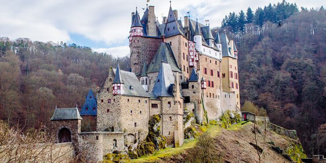 Lâu đài Eltz, Đức: Lâu đài thời trung cổ này không chỉ bảo vệ người sống mà còn phục vụ cho người chết. Theo truyền thuyết địa phương, bóng ma của các hiệp sĩ đã chết thường xuất hiện trong lâu đài. Đây là một địa điểm du lịch lớn nhưng không được phép chụp ảnh bên trong lâu đài này.

