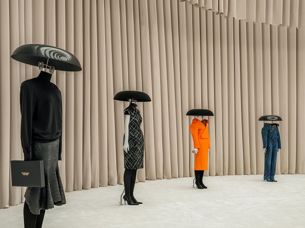 Balenciaga lần đầu tiên triển lãm bên ngoài Paris - 3
