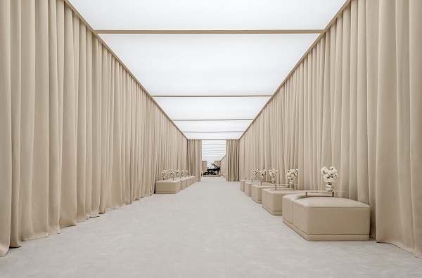 Balenciaga lần đầu tiên triển lãm bên ngoài Paris - 5
