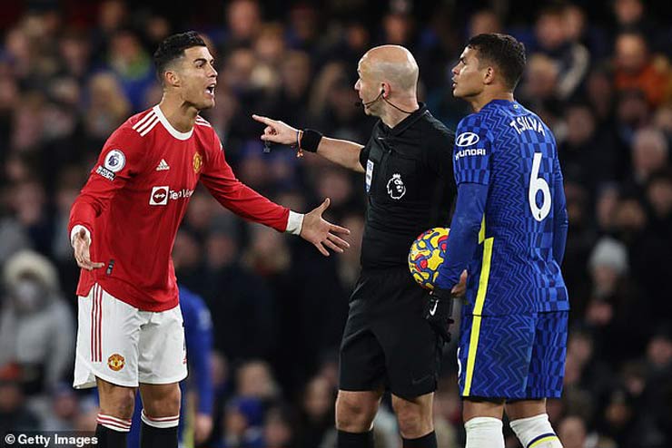 Ronaldo phản ứng với trọng tài chính Anthony Taylor khi Chelsea được hưởng phạt đền&nbsp;