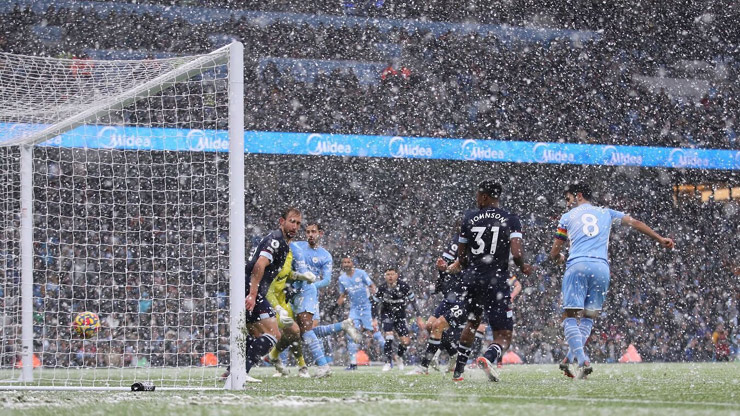 Bất chấp mưa tuyết khắc nghiệt ở sân Etihad, Man City vẫn vượt qua West Ham 2-1 để áp sát Chelsea