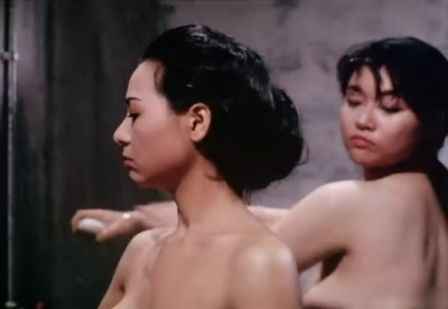 Năm 1992, nữ diễn viên 6X có cảnh tắm chung nóng bỏng với các đồng nghiệp nữ trong phim China Dolls. 
