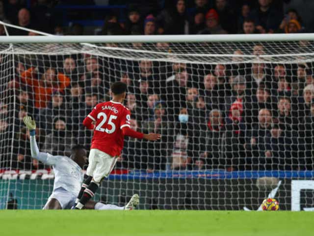 Bóng đá - MU bất ngờ dẫn trước Chelsea: Jorginho sai lầm, mời Sancho "xơi"