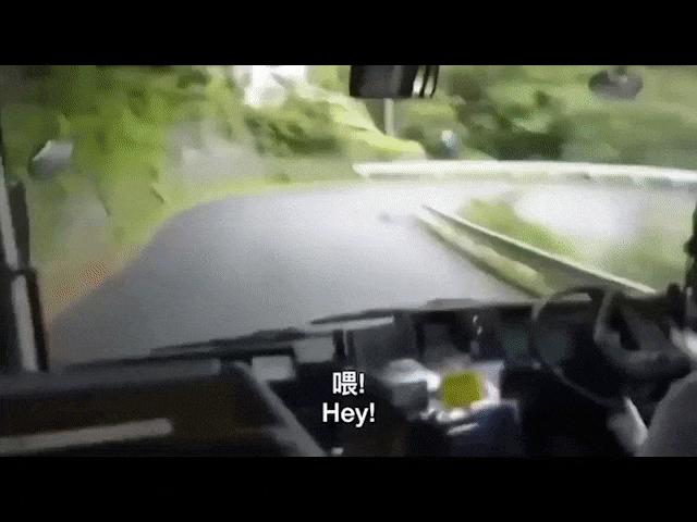 Ô tô - Hành khách khiếp vía với màn ôm cua "cực khét" trên đèo của tài xế xe bus