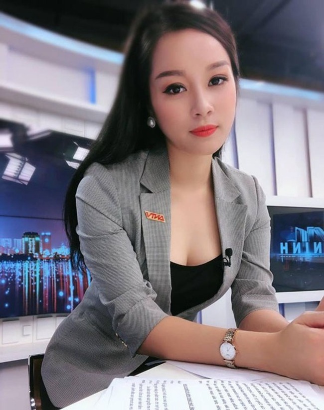Sau đó, Minh Hương bất ngờ chia tay sự nghiệp diễn xuất để trở thành MC - BTV tại đài truyền hình An Ninh Nhân Dân - ANTV.
