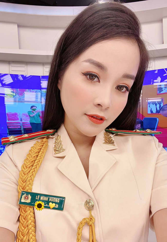 Minh Hương cho biết, trước đây cô chỉ là nhân viên hợp đồng nhưng sau nhiều năm rèn luyện, phấn đấu, cô được lãnh đạo ghi nhận và chính thức trở thành chiến sĩ Công an với hàm Thượng úy.

