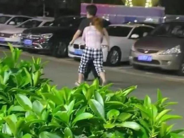 Bạn trẻ - Cuộc sống - Bạn gái quỳ khóc cầu xin đừng chia tay, chàng trai đau đớn tiết lộ nguyên nhân