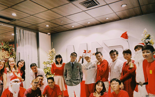 Sơn Tùng M-TP cùng các nhân viên công ty trong dịp Lễ Giáng sinh 2020.