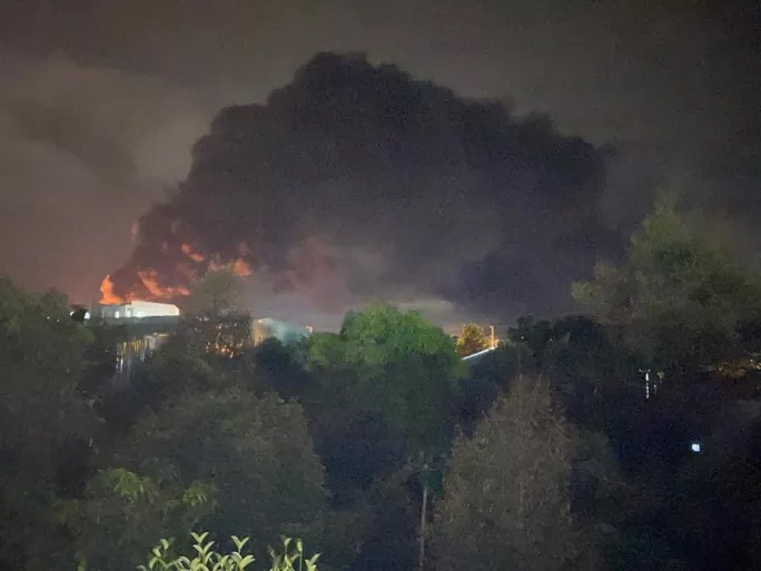 CLIP: Cháy lớn tại KCN Suối Tre, TP Long Khánh, khói bốc cao hàng trăm mét - 1