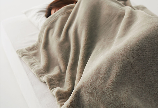 Chăn dày sợi ấm của MUJI hấp thụ độ ẩm tốt, nên mang lại sự thoải mái và ấm áp khi sử dụng.