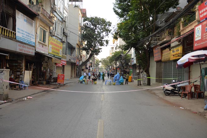Chiều 29/11, lực lượng chức năng phường Ô Chợ Dừa, quận Đống Đa, Hà Nội rào chắn tạm thời một đoạn đường trên phố La Thành để phục vụ công tác xét nghiệm, truy vết các trường hợp liên quan các F1 có nguy cơ cao.