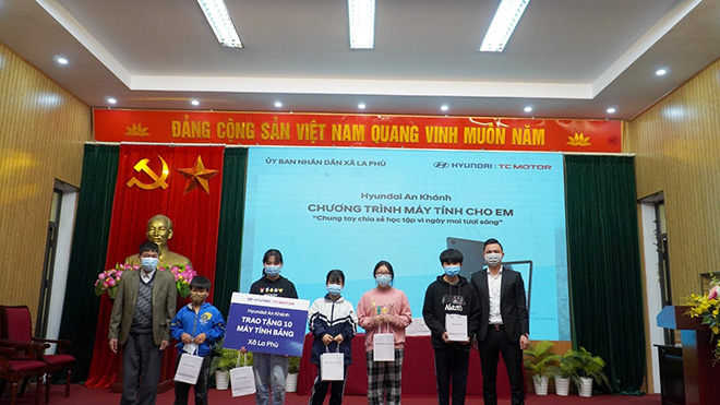 Hyundai An Khánh trao tặng máy tính bảng tới trẻ em khó khăn tại La Phù, Hoài Đức, Hà Nội. - 2