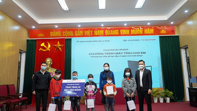 Hyundai An Khánh trao tặng máy tính bảng tới trẻ em khó khăn tại La Phù, Hoài Đức, Hà Nội. - 3