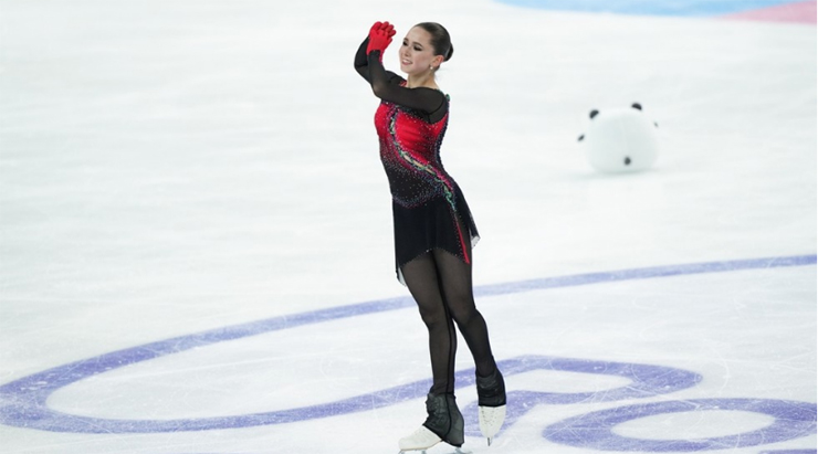 Kamila Valieva tỏa sáng rực rỡ trên sân băng ở Sochi với việc tự phá 2 kỷ lục thế giới do cô đang nắm giữ