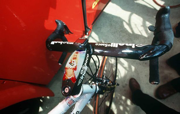 Gắn ảnh người đẹp Mỹ lên ghi đông xe để tăng hưng phấn khi đua