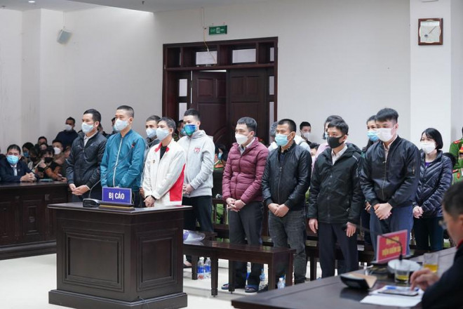 Các bị cáo nghe tòa tuyên án.&nbsp;