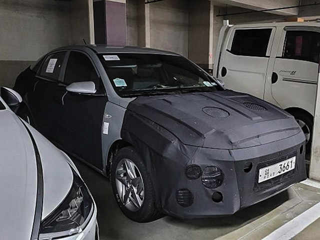 Ô tô - Hyundai Accent thế hệ mới chạy thử nghiệm trong lớp ngụy trang