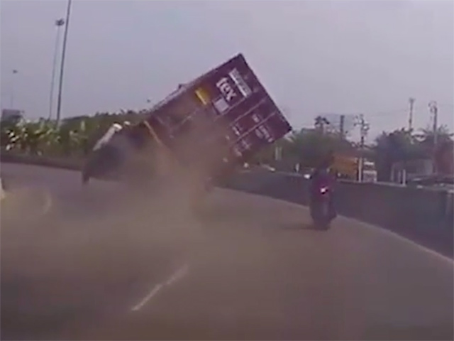 Ô tô - Kinh hoàng container chở nặng ôm cua lật nghiêng suýt đè trúng xe máy