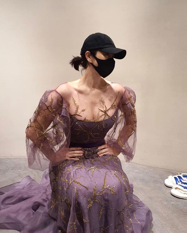Khi thử một mẫu váy khác, Kim Hye Soo cũng chọn mẫu có lợi thế khoe vòng một.
