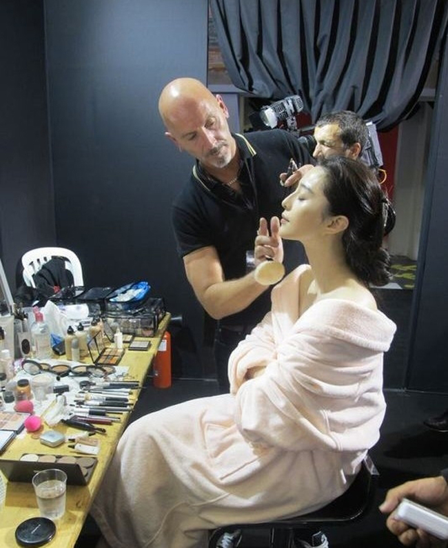 Trong hậu trường thay đồ, Phạm Băng Băng khoác áo choàng để chuyên gia trang điểm thực hiện make-up.

