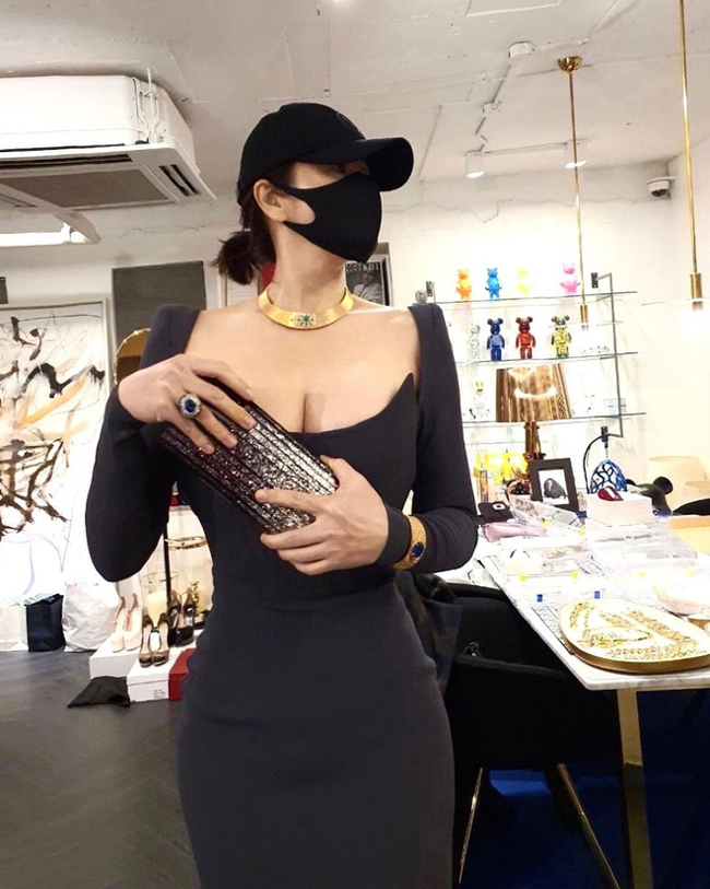 "Chị đại" sexy của làng giải trí Hàn thử những mẫu váy có cổ áo xẻ táo bạo.
