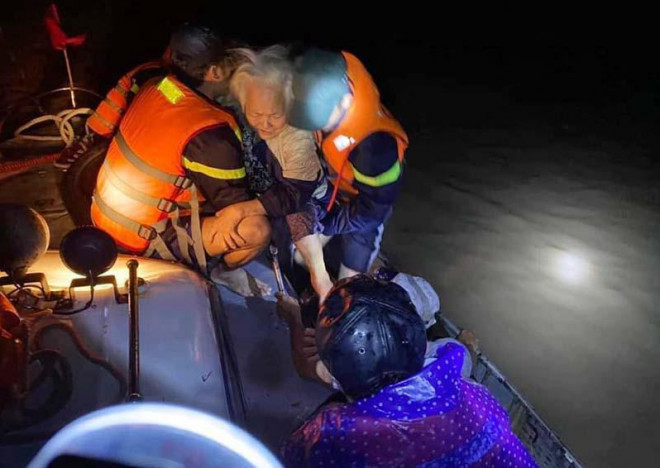Lực lượng chức năng huyện Tây Hòa cứu người trong đêm. Ảnh: CÔNG AN TÂY HÒA