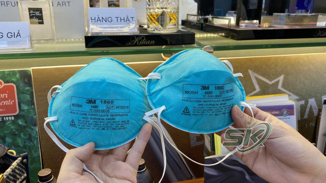 Quan sát bằng mắt thường, hàng thật (phải) với hàng giả (trái) giống nhau đến từng đường nét, mực in. Chắc chắn, bằng mắt thường đến lực lượng chức năng cũng khó có thể phát hiện ra hàng giả.