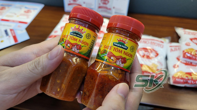 Sa tế tôm ngon của doanh nghiệp Thuận Phát (bên phải) và hàng giả (bên trái). Nếu là người được trang bị kiến thức về nhận diện hàng thật giả, có lẽ, có thể nhận ra sự khác thường ở phần logo sản phẩm.