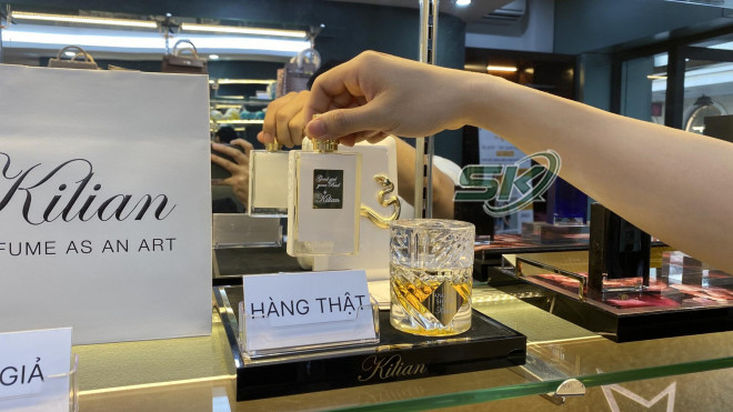 Một điểm nữa để nhận diện hàng thât của nhãn nước hoa này là với hàng thật, khi dùng tay cầm nắp sản phẩm và nhấc lên, sản phẩm sẽ không tự rời ra khỏi nắp. Trong khi với hàng giả sẽ rơi hoặc dùng lực mạnh mới có thể rút chai ra khỏi nắp sản phẩm.