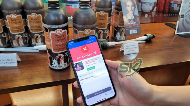 Với hàng thật, khi check mã QR code trên nhãn sẽ ra thông tin đơn vị sản xuất, kèm địa chỉ, đơn vị phân phối. Tuy nhiên, với hàng giả, khi kiểm tra bằng điện thoại sẽ hiện dòng chữ "đây là hàng giả".