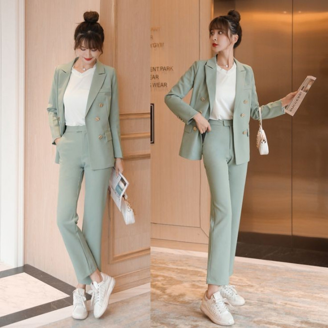 Kết hợp với giày thể thao lại càng trẻ trung và năng động.