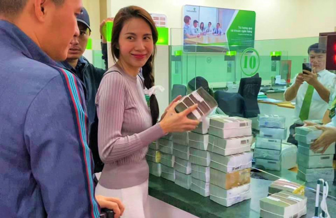 Vợ chồng Công Vinh - Thủy Tiên đến Ngân hàng Vietcombank - chi nhánh Quảng Bình rút tiền để trao cho người dân bị thiệt hại sau lũ năm 2020 (ảnh Facbook nhân vật)