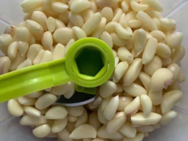 Ẩm thực - Lộ bí quyết nhà hàng để rau xào thơm phức: Hóa ra nhờ lọ gia vị "nhỏ nhưng có võ" lại dễ làm này