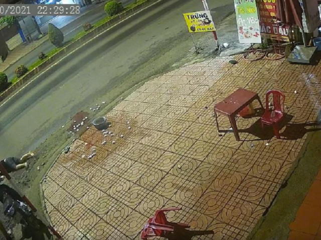 Pháp luật - Ghé mua đồ ăn thì bị dội nước sôi vào người